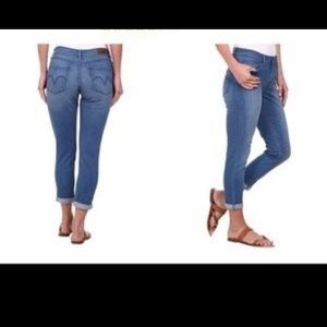 Mid rise Levi’s 👖